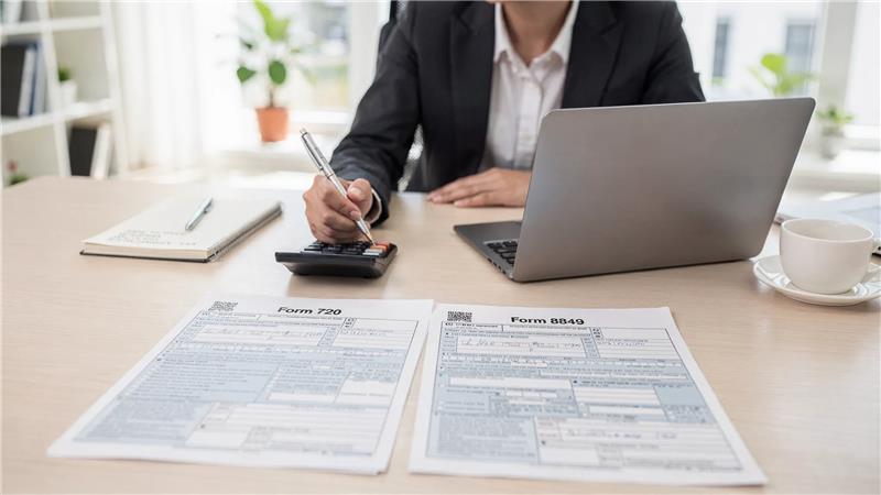 Tax professional completing Retail Tax Filing online